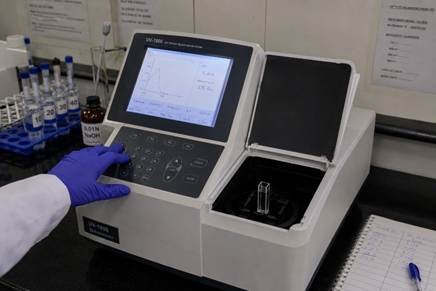 UV-V is spectrophotometer demonstrating the spectrophotometer principle in a Bangalore analytical lab